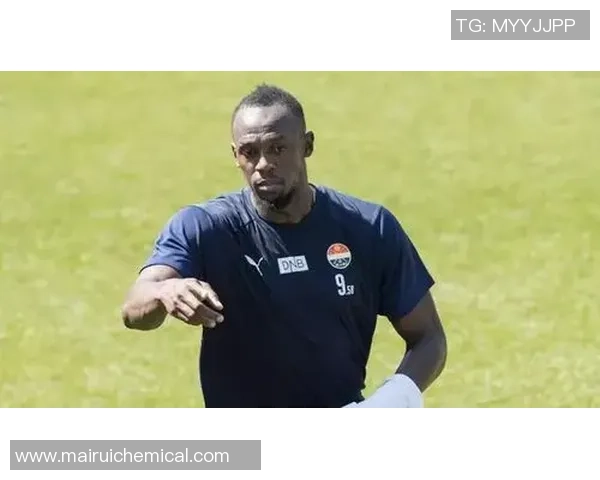 巴西足球明星石膏娃娃的传奇故事与背后的梦想追逐