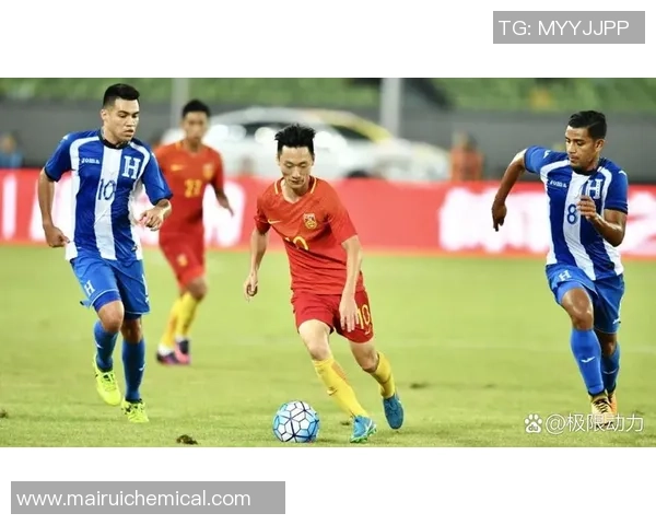 弯腰走足球明星的精彩瞬间视频集锦让你领略球场魅力与风采 弯腰走足球明星的精彩瞬间视频集锦让你领略球场魅力与风采