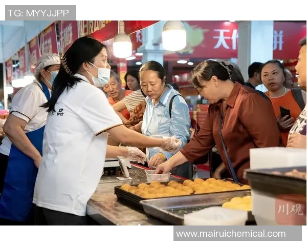 足球明星机场打电话引围观粉丝争相拍照记录精彩瞬间